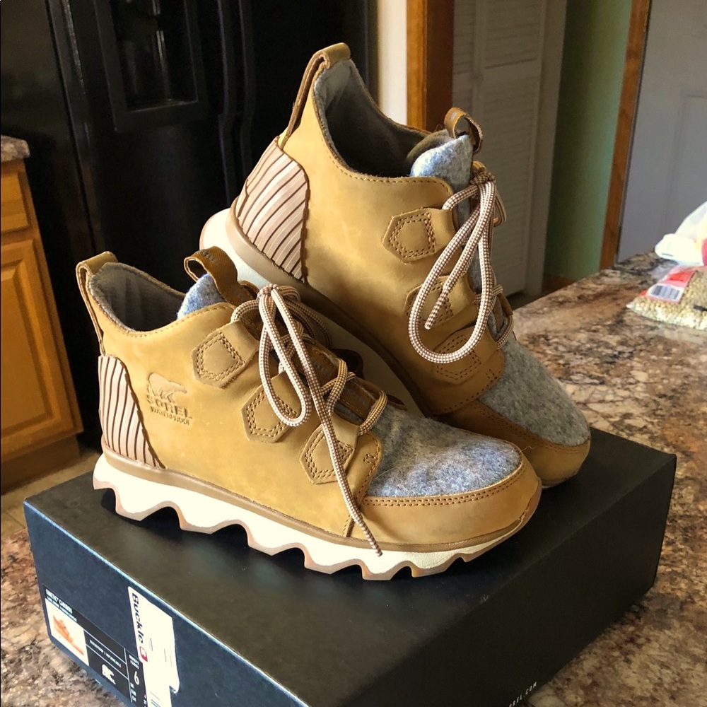 Sorel Size 6 EUC with box